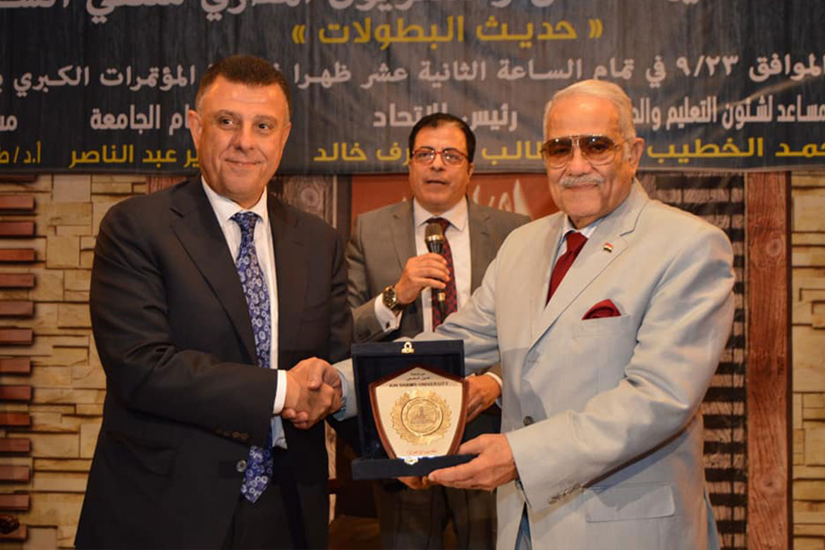 رئيس جامعة عين شمس يكرم عددا من أبطال حرب أكتوبر المجيدة