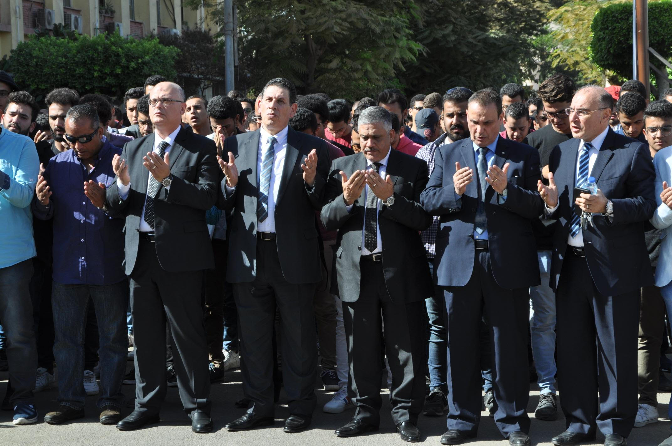 Thousands of students pray absentee prayers to students of the Faculty of Commerce