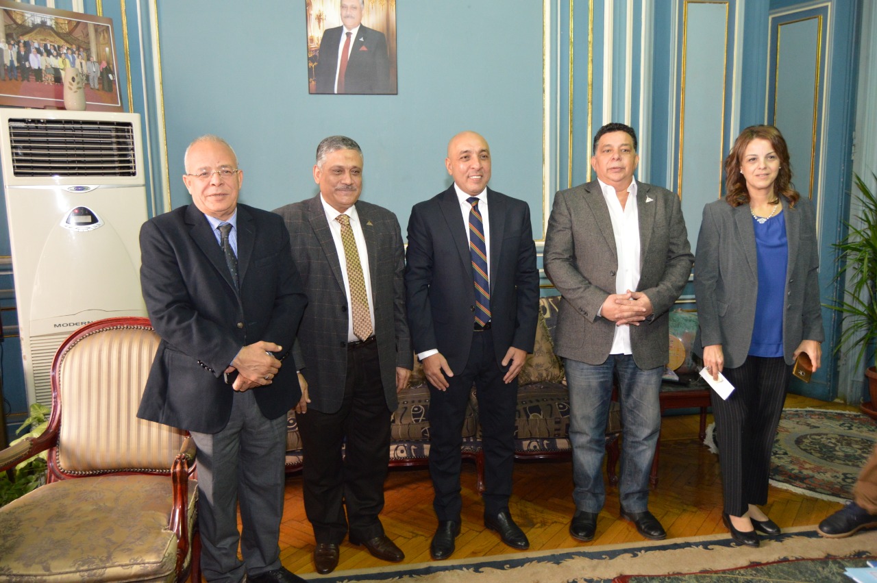 Vice President of Ain Shams University receives the writer Essam Yousef