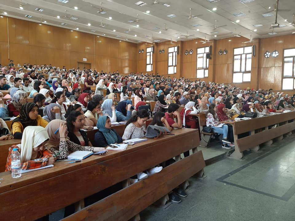 The heavy demand of students in the first days of study at the Faculty of Commerce