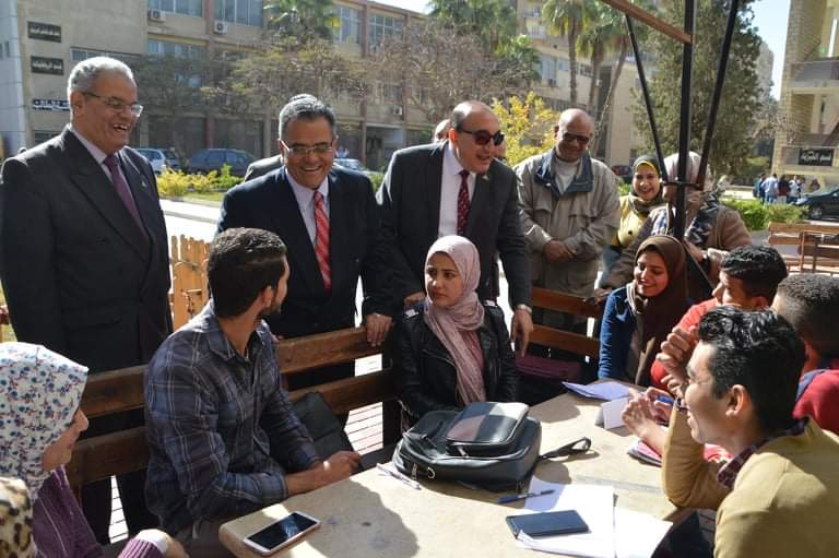 نائب رئيس جامعة عين شمس يتفقد لجان الامتحانات بكلية التربية