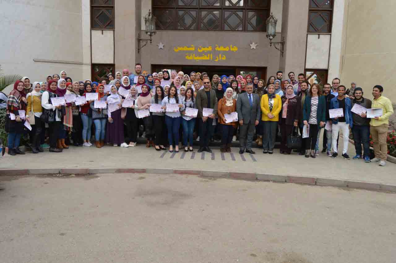 Ain Shams University honors 130 students of the Faculty of Specific Education participating in the beautification of the walls of the University and its surroundings