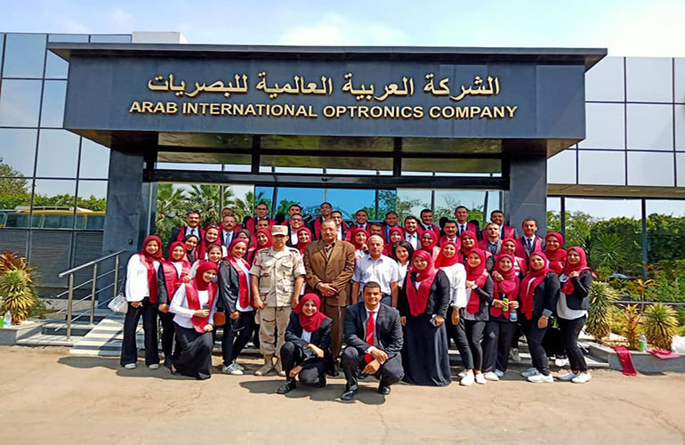 50 من طلاب جامعة عين شمس في زيارة للشركة العربية للبصريات بالقوات المسلحة