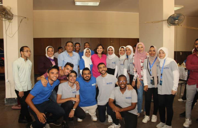 The Dean of the Faculty of Arts honors students of the Leadership Development Camp