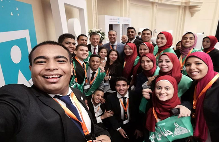 طلاب جامعة عين شمس يشاركون في فاعليات المؤتمر الثامن للشباب