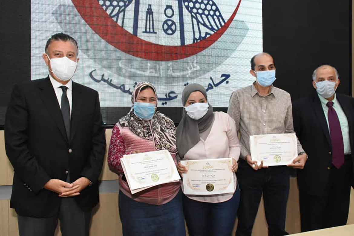 The University President honors the doctors and heads of departments in the university hospitals for their efforts in facing the Corona virus