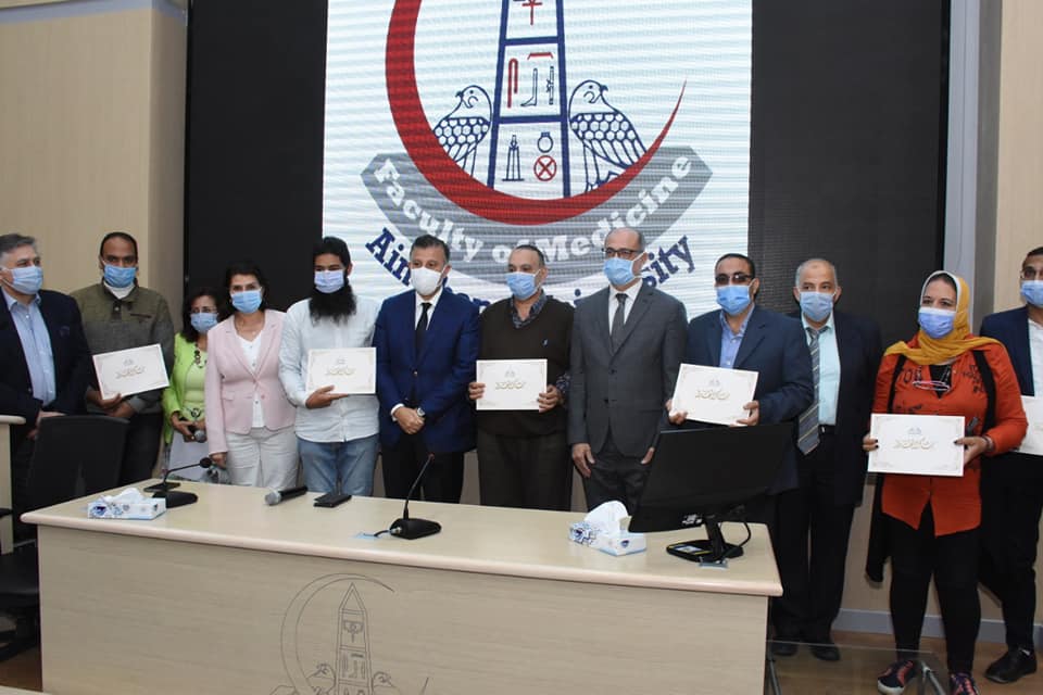 The university president honors doctors and administrators in hospitals and a number of central departments at the university