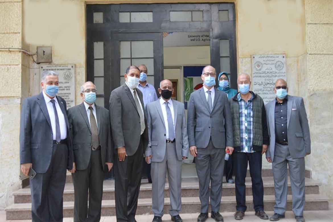 Prof. Dr. Ayman Saleh, Vice President of Ain Shams University for Graduate Studies and Research, inspects the laboratories of the Faculty of Agriculture.