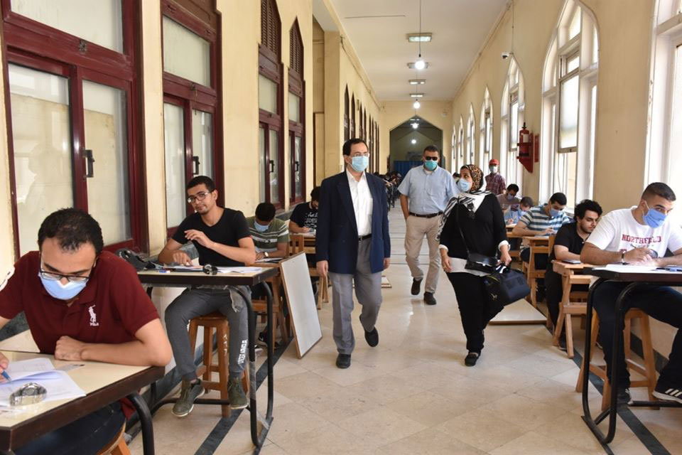 2500 طلاب هندسة عين شمس يواصلون إجراء الامتحانات وسط إجراءات احترازية دقيقة