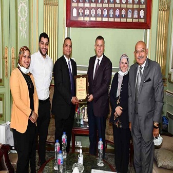 تكريم مركز زايد الطبي للتأهيل بالقوات الجوية لرئيس جامعة عين شمس