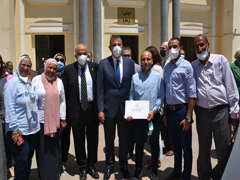 The President of Ain Shams University honors the field hospital team