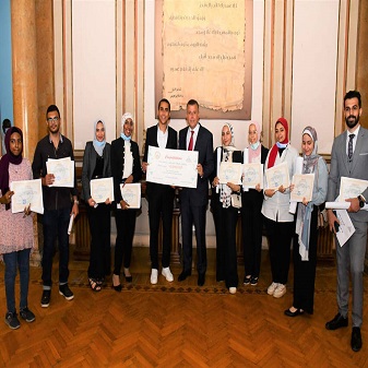 رئيس جامعة عين شمس يكرم 10 فائزين بجوائز مسابقة كونفشيوس عين شمس لتصميم