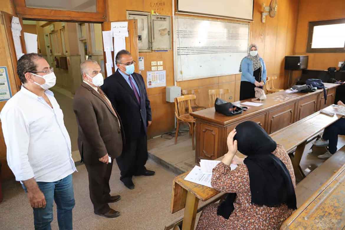 وسط إجراءات احترازية مشددة نائب رئيس جامعة عين شمس يتفقد لجان امتحانات الفصل الدراسي الثاني بكلية التربية النوعية
