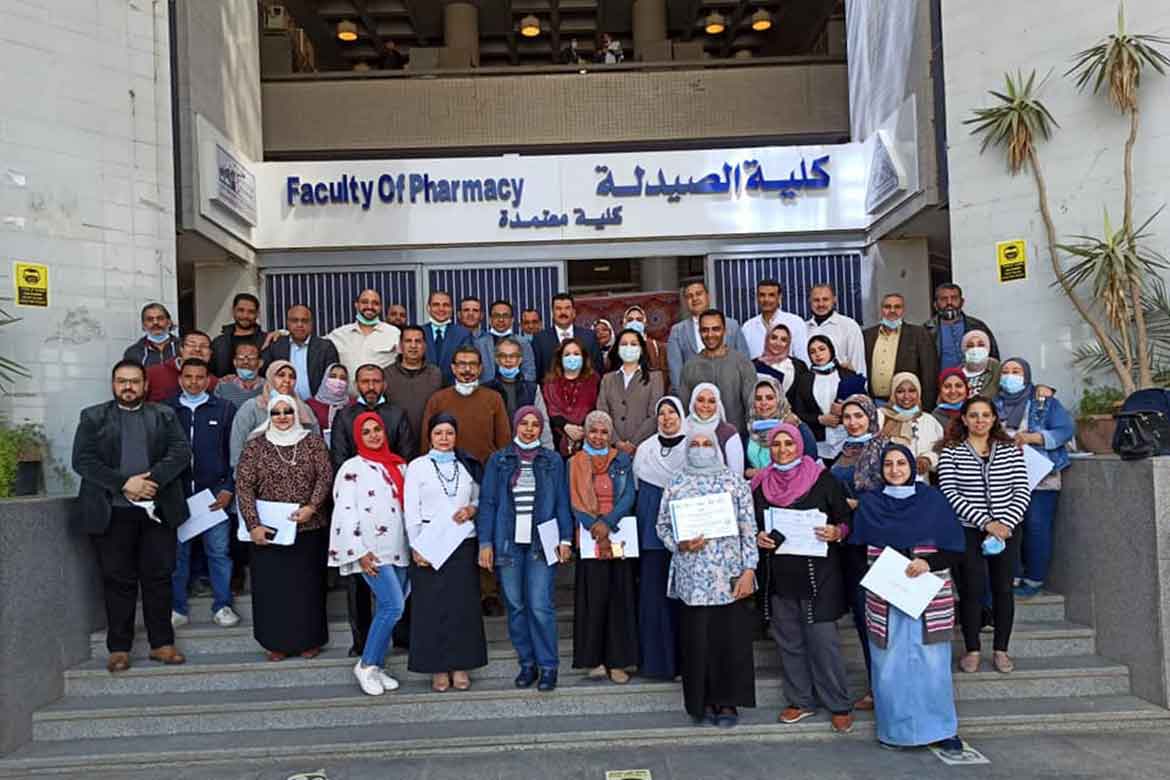 Distributing certificates of training courses for administrators at the Faculty of Pharmacy provided by the Civil Service Corporation for Human Resources Development