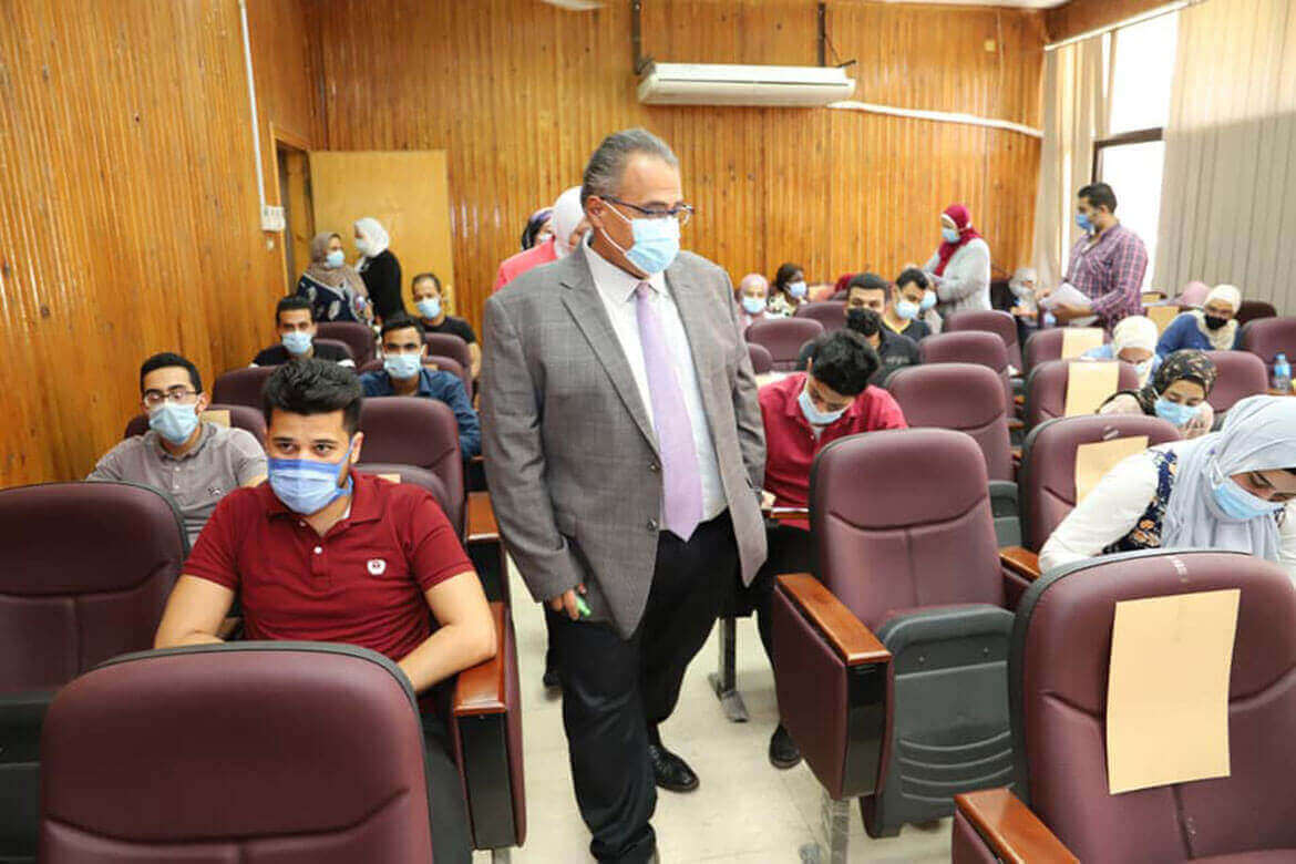 نائب رئيس جامعة عين شمس لشئون التعليم والطلاب يتفقد سير الامتحانات بتمريض عين شمس