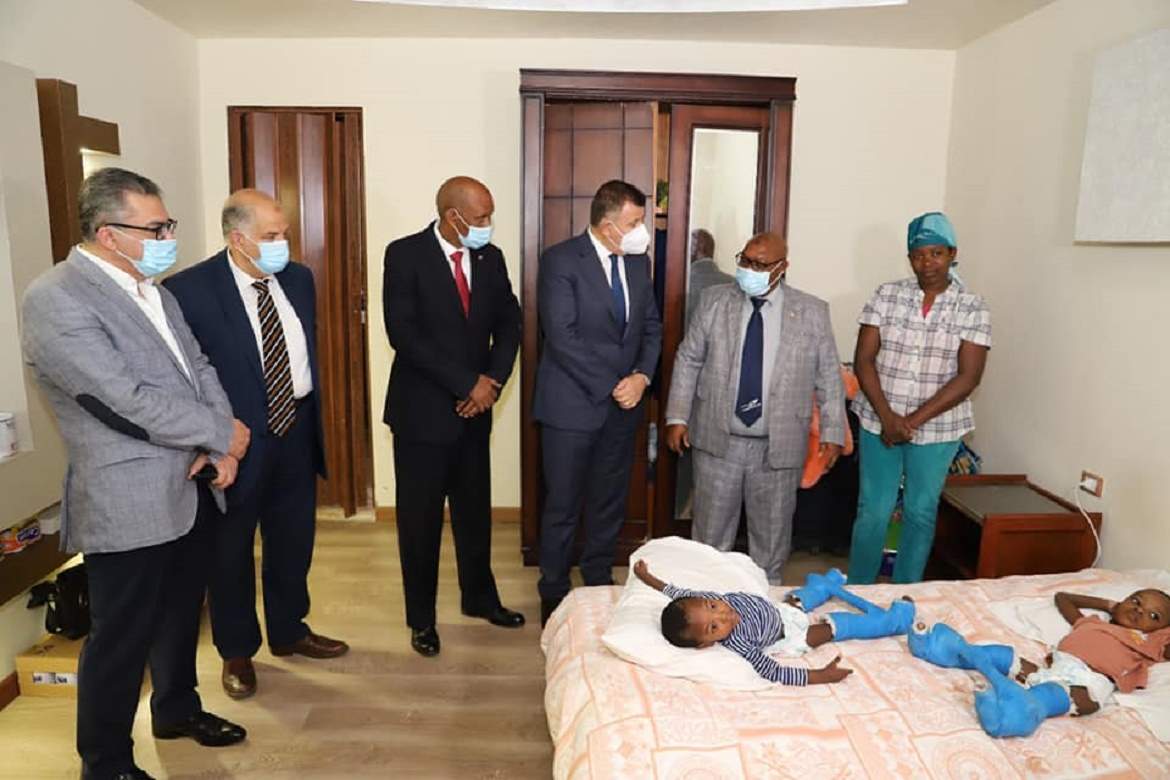 السفير البوروندي ورئيس الجامعة يطمئنان على التوأم البوروندي بعد نجاح عملية الفصل