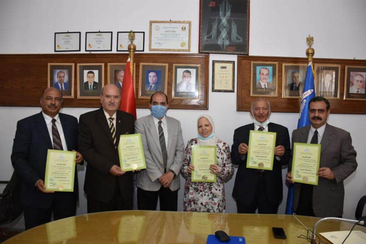 The President of Ain Shams University honors the winners of the University Appreciation Award at the Faculty of Science