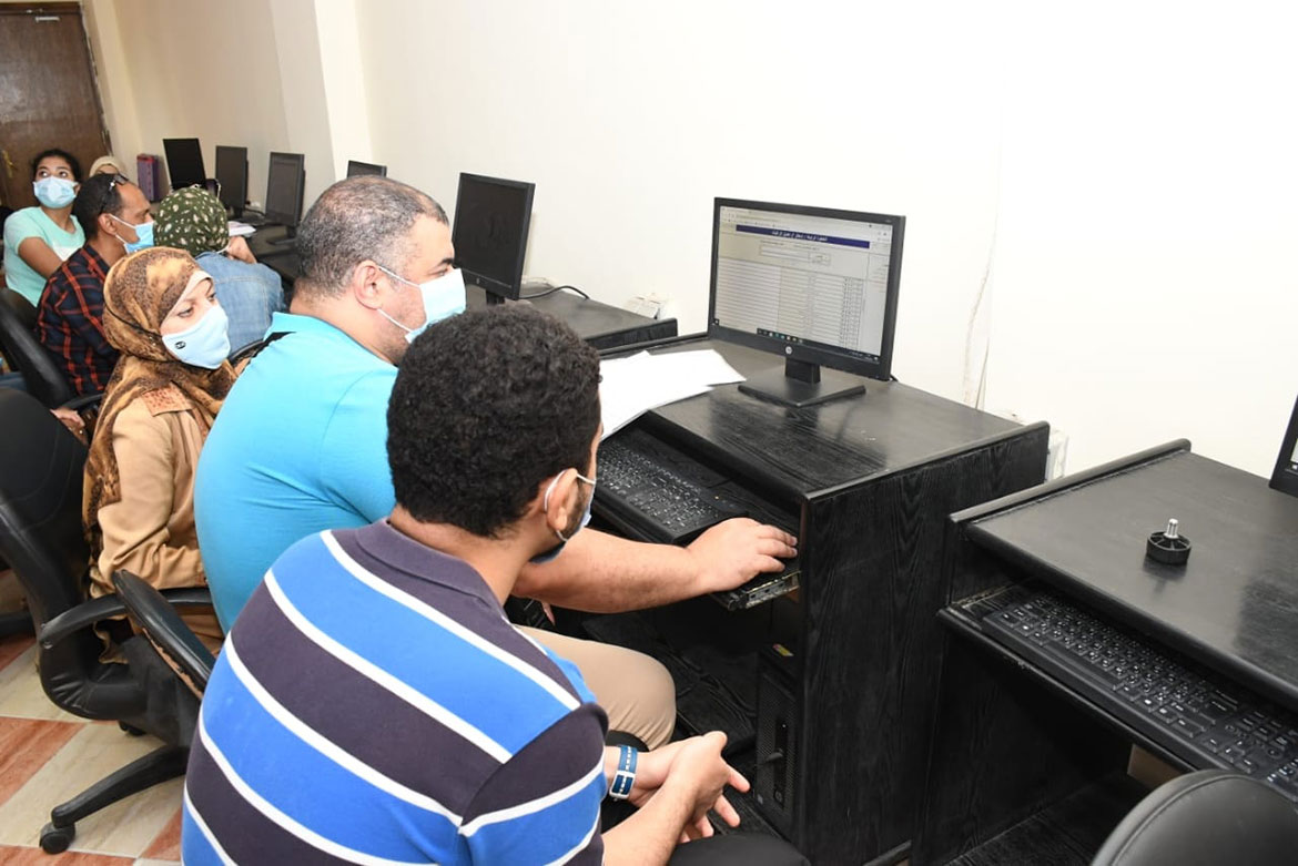 استمرار توافد طلاب الثانوية العامة على معامل التنسيق الإلكتروني بجامعة عين شمس