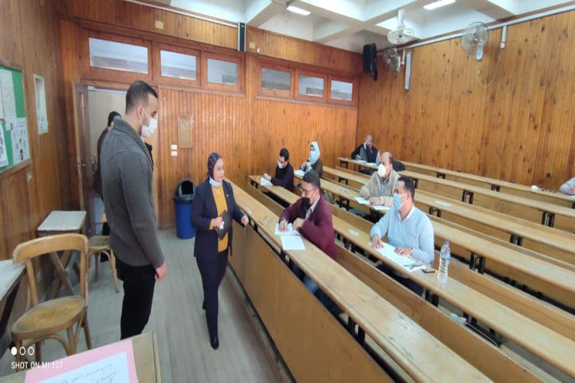 Vice dean of Faculty of Business inspects the postgraduate exams