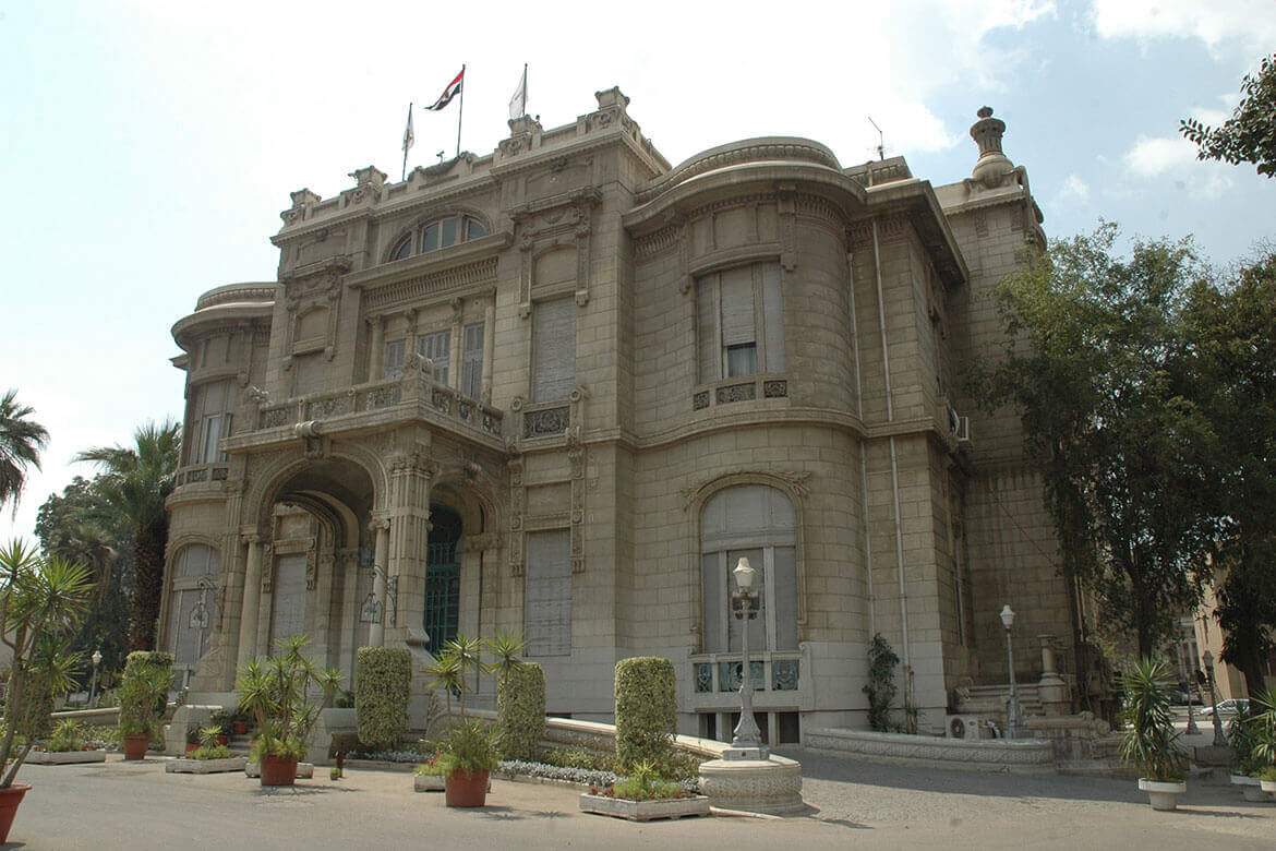 جامعة عين شمس تستطلع آراء منسوبيها حول إجراءات التعامل مع جائحة كورونا