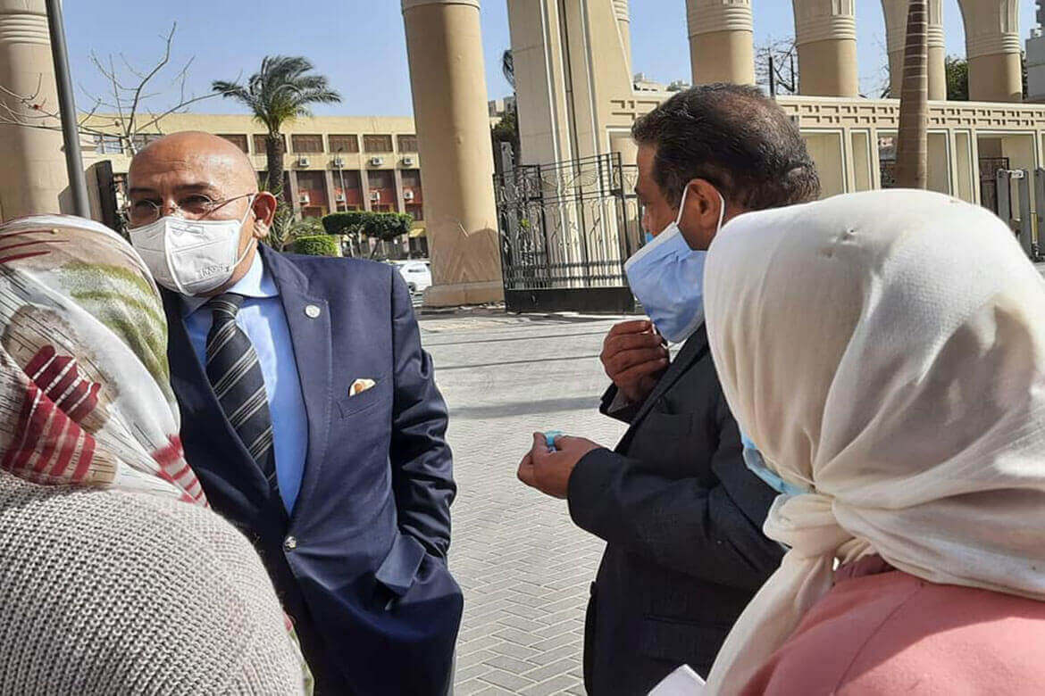 رئيس جامعة عين شمس في جولة تفقدية بكلية الآداب