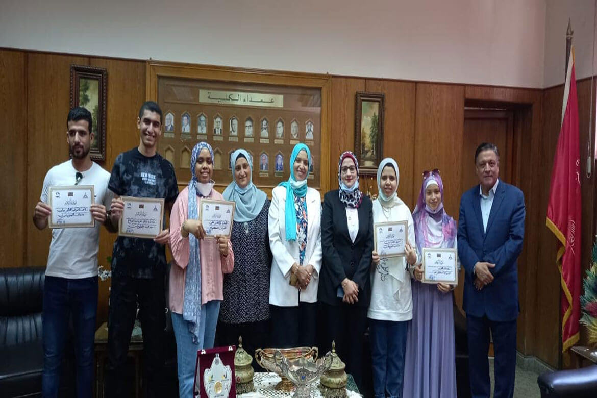 The Dean of Faculty of Al-Alsun honors the students of the faculty for their participation in student activities in 2020/2021