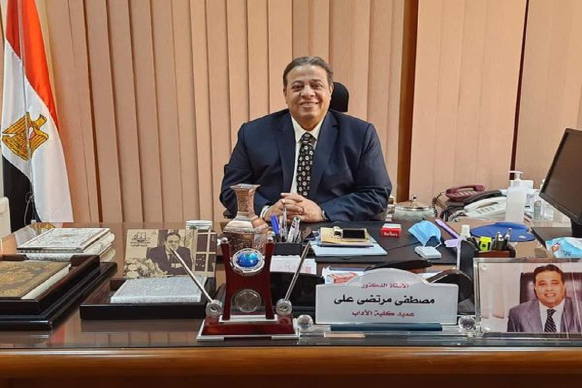 مجلس جامعة عين شمس يكرم أساتذة كلية الآداب الحاصلين على جائزة الجامعة التقديرية