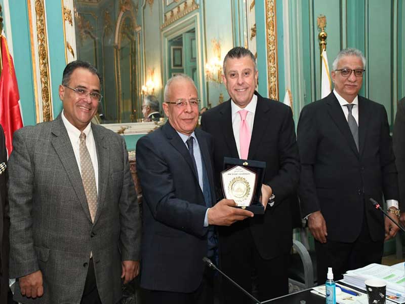 Ain Shams University Board honors Prof. Dr. Nagy Abdel Momen, former Dean of the Faculty of Law