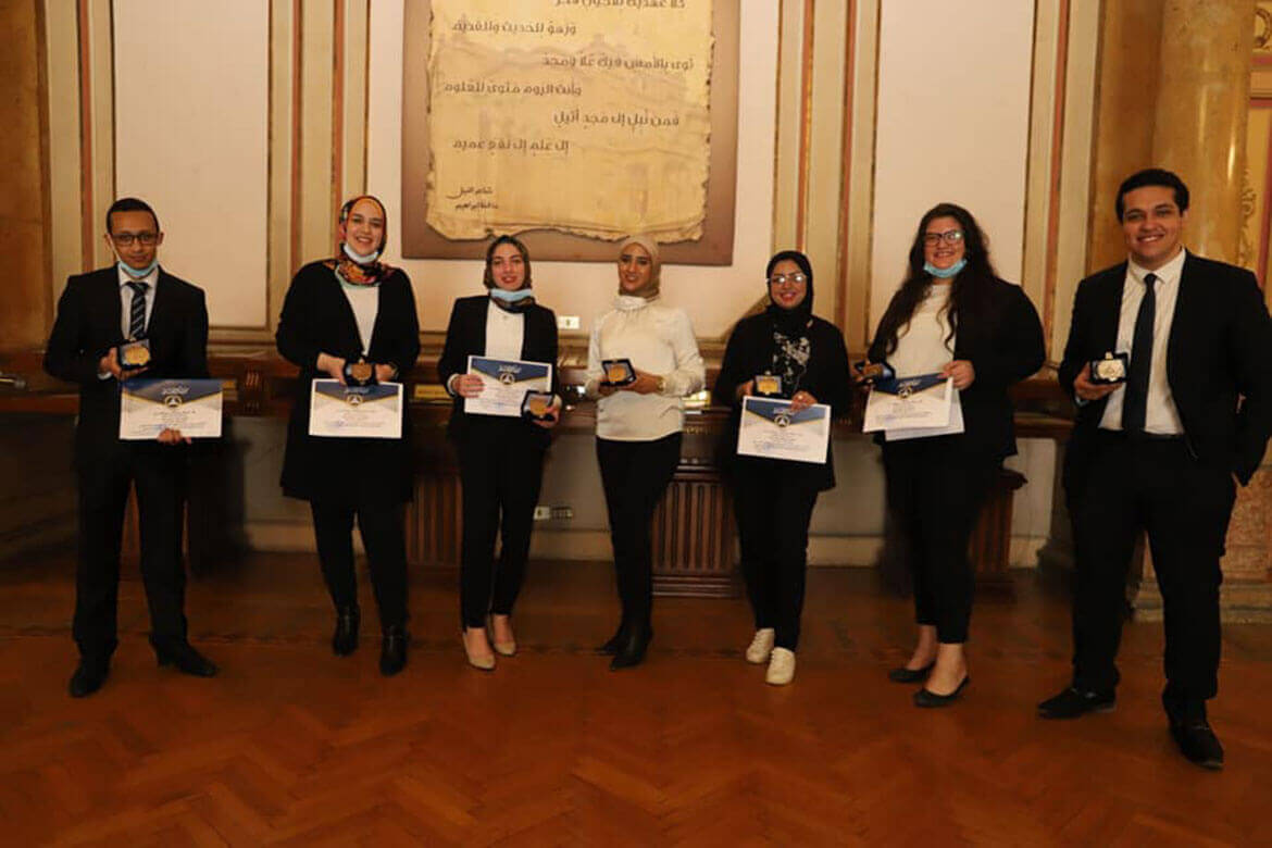 The President of the University honors students of the Faculty of Law for their arrival in the semi-final round of the Moot Trials Competition organized by the University of Oxford