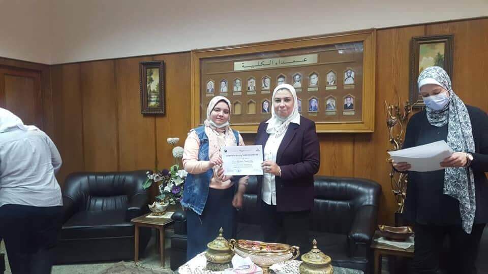 Dean of Faculty of Al-Alsun honors the participants in "Alsuniun Innovate" competition