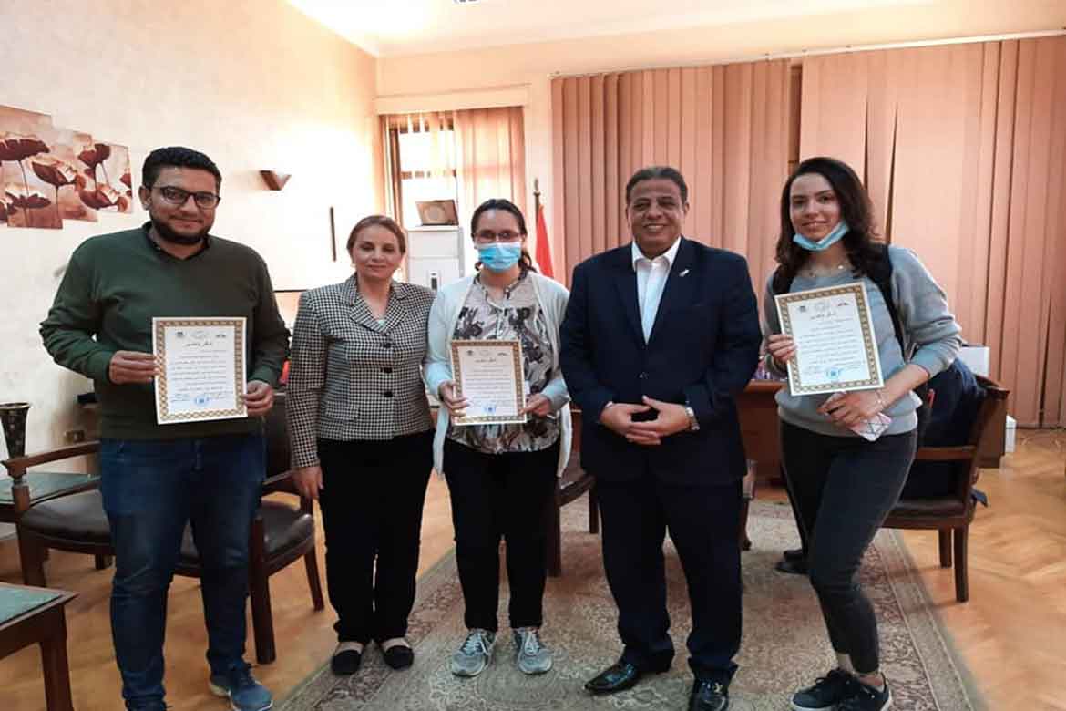 The Dean of the Faculty of Arts honors the electronic control program team from the Faculty of Computers and Information