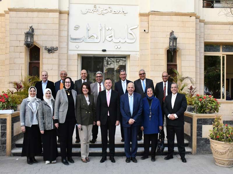 The Board of the Department of Surgery at the Faculty of Medicine honors the President and Vice-President for Postgraduate Studies and the Class of 1985 at the Faculty of Medicine