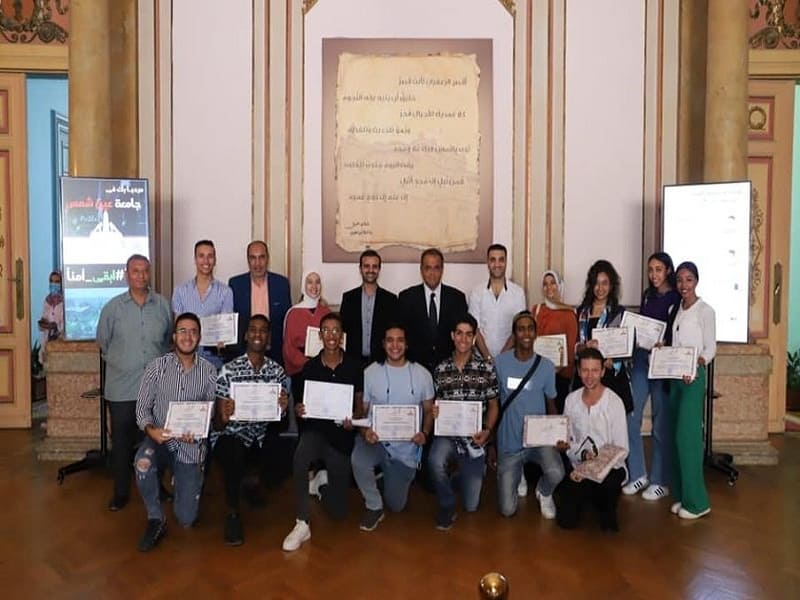 Prof. Dr. Abdel-Fattah Saoud honors the folk arts team of Ain Shams University, which won the third place in the Creative Leader Competition at the Institute of Leaders Preparation in Helwan