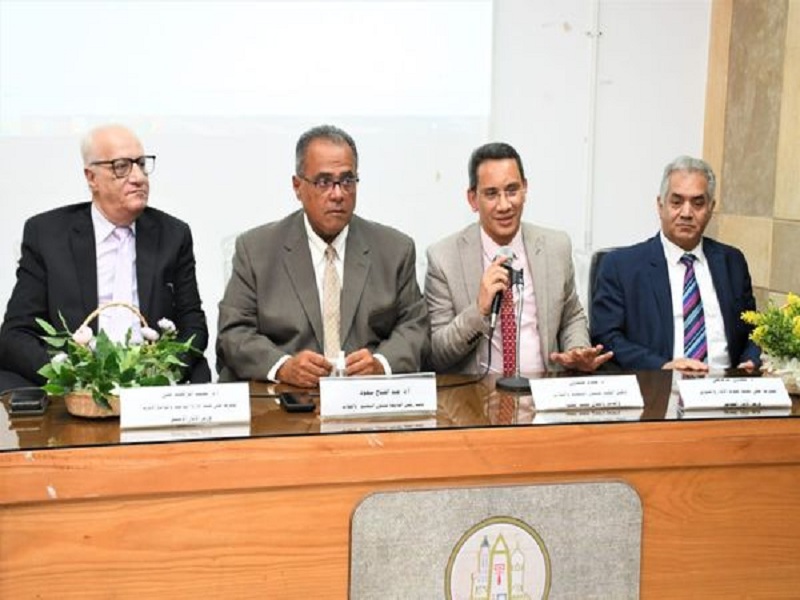 Prof. Dr. Abdel-Fattah Saoud, Vice President for Education and Students, witnesses the introductory meeting for the programs of the Faculty of Archeology for new students