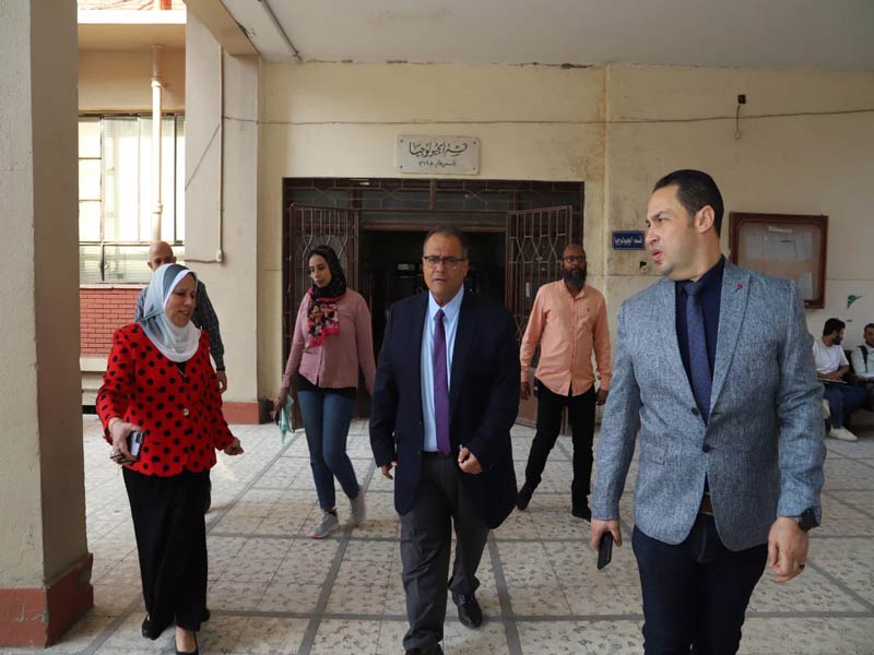 The Vice President of Ain Shams University inspects the Faculty of Science Student Union Elections Committee immediately after the start of the election marathon