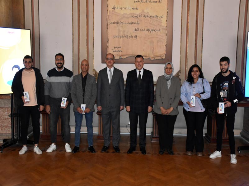 The President of Ain Shams University delivers the presents of the Minister of Communications to the winning students at the Digital Egypt Symposium: Transformation into an Integrated Digital Society