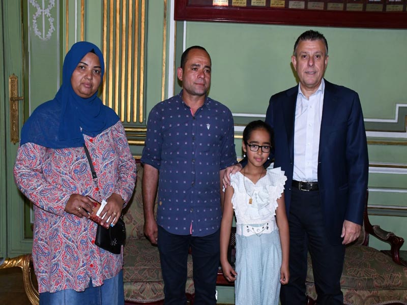 The President of Ain Shams University receives the child Heneda and her family and directs to treatment her in the university's hospitals