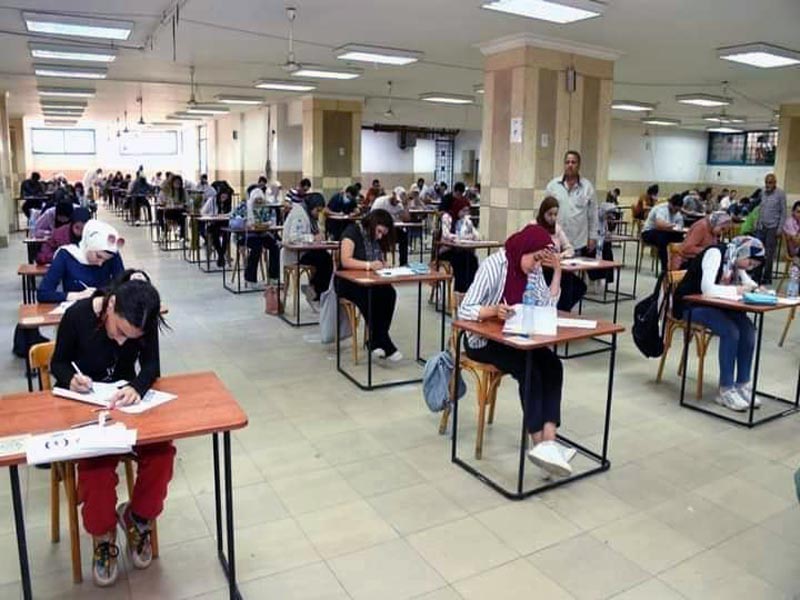 لأول مرة طلاب كلية الحقوق بجامعة عين شمس يؤدون الامتحانات بنظام (Bubble Sheet)