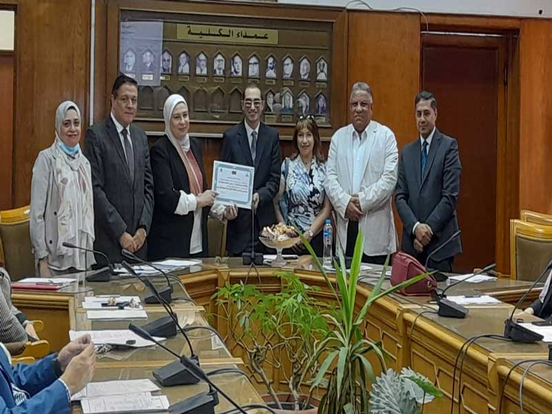 The Dean of the Faculty of Al-Alsun honors the Spanish language student who won the Embassy award during the Faculty Board