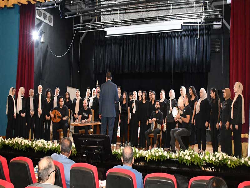 أمين المجلس الأعلى للجامعات ونائب رئيس الجامعة يشهدان حفلاً غنائياً لكورال هارموني عربي