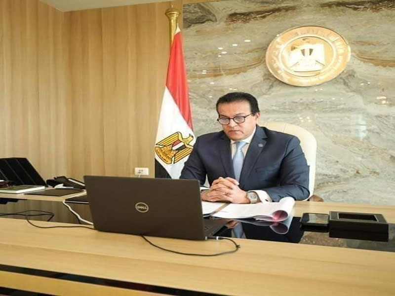 وزير التعليم العالي يتلقى تقريرًا حول فعاليات ورشة عمل دراسة وضع خريجي الجامعات المصرية في سوق العمل