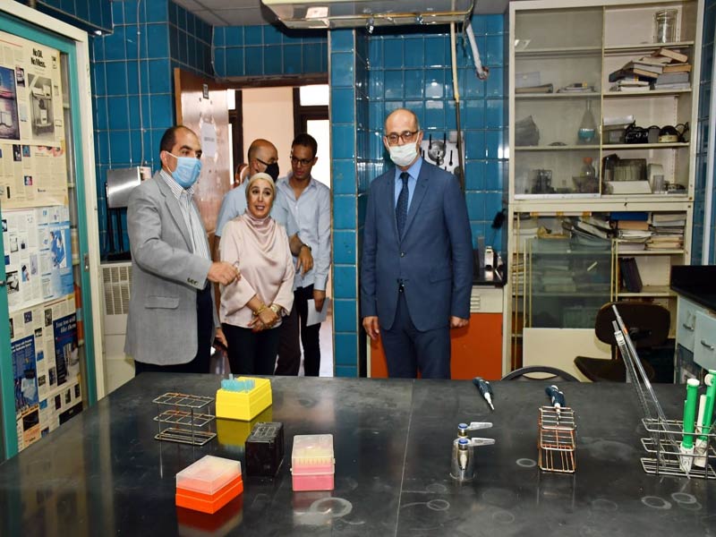 A tour of the Vice President for Postgraduate Studies and Research at the Disease Vector Center at the Faculty of Science