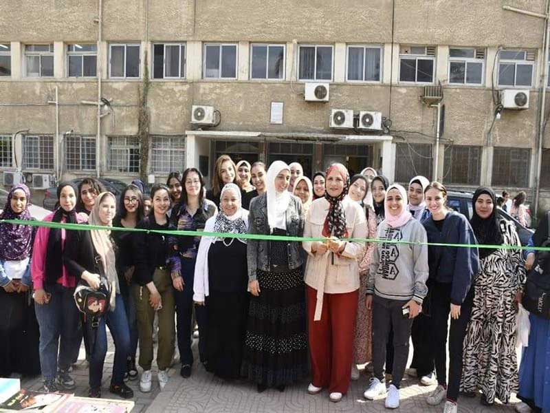 The Dean of the Faculty of Girls inaugurates the free book fair at the Faculty