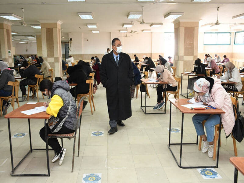 The Vice President of the University inspects the Faculty of Law examination panels to follow up on the implementation of precautionary measures