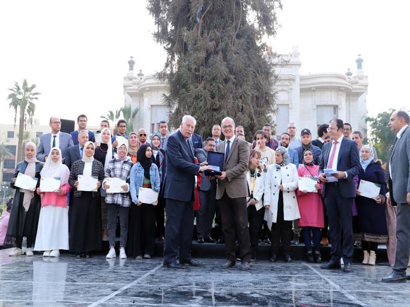 The Vice President of Ain Shams University honors the winners of the Arabic language competition as part of the celebration of the International Day of the Arabic Language