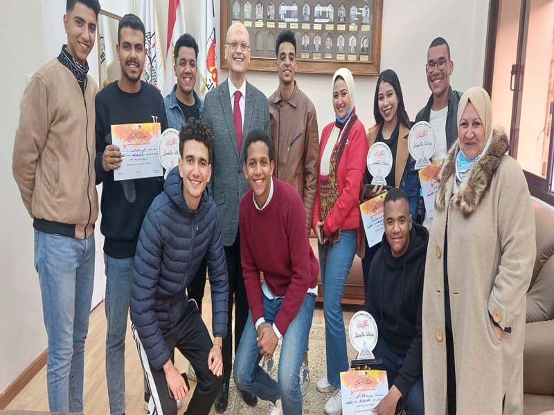 تكريم فريق كلية التجارة لفوزه بالمركز الأول في مسابقة كأس المعرفة على مستوى جامعة عين شمس