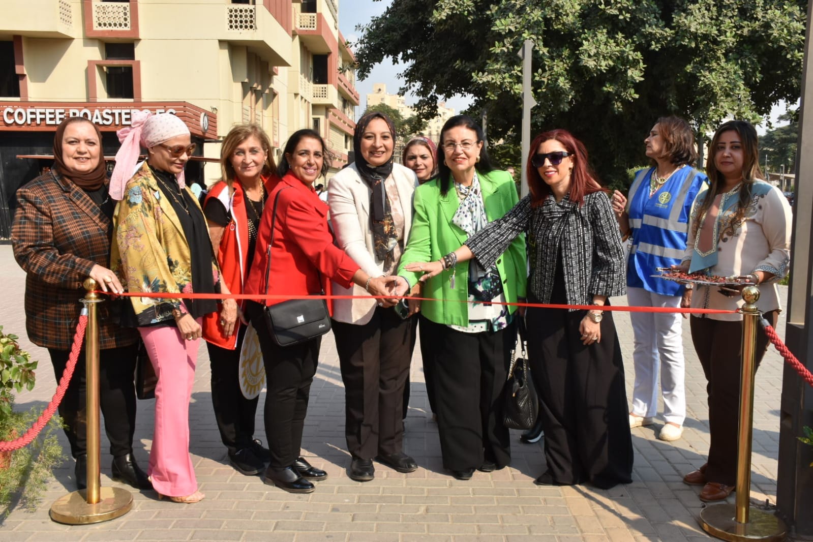 نائب رئيس جامعة عين شمس تفتتح "المعرض الخيري للملابس بالجامعة" بمشاركة أندية روتاري
