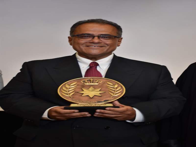 In an Egyptian-Iraqi celebration... The Iraqi International Uruk Foundation awards the first Medal of Honor to the first Egyptian university professor, Prof. Abdul Fattah Saoud