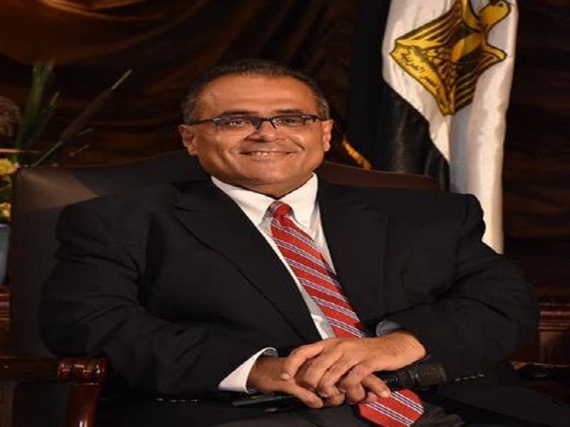 The university president and his deputies congratulate Prof.  Abdel-Fattah Saoud for awarding him the Medal of Honor for the Uruk International Award