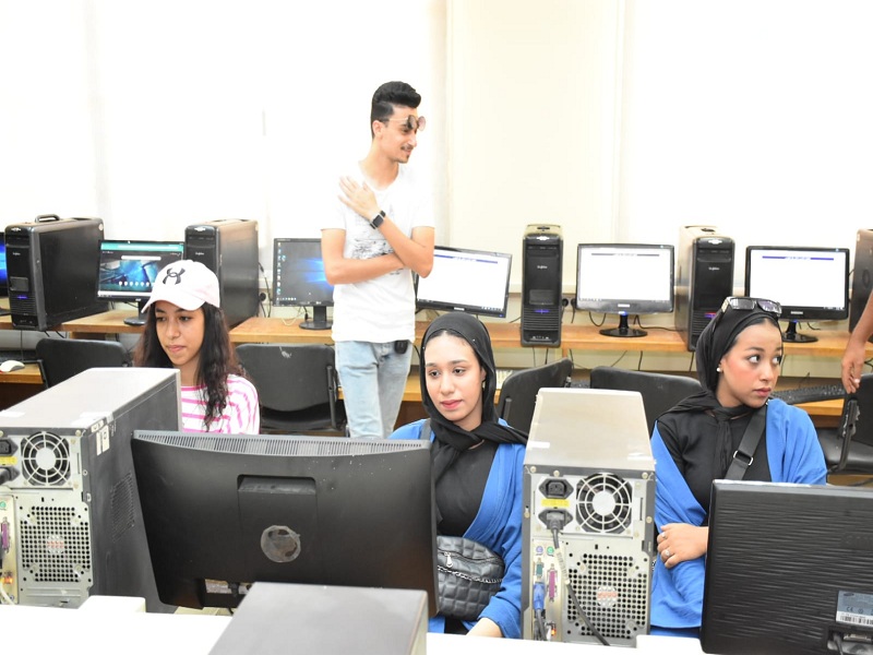 Electronic coordination laboratories at Ain Shams University receive successful students in the high school for the first stage coordination